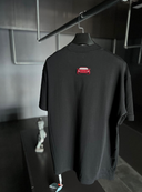 juodi unisex marskineliai su sportiniu automobiliu