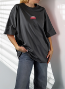 medvilniniai juodi marskineliai su issiuvineta automobilio aplikacija