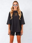 juodi moteriski marskineliai su issiuvinetais zodziais